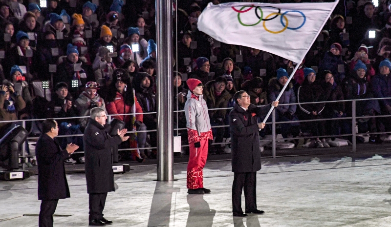 2018年2月25日，2018年平昌冬奥会闭幕式在平昌奥林匹克体育场举行，中方代表陈吉宁挥动着奥林匹克会旗。 崔峻 摄.jpg